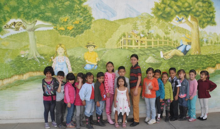 Miztli with schoolchildren (Photo courtesy of Marta Elena Corona)